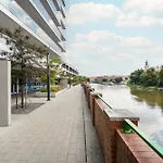 Elegant With Balcony By The Oder River In By Renters Prestige アパート