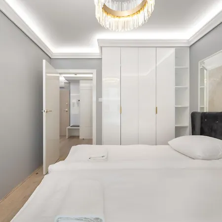 Elegant With Balcony By The Oder River In By Renters Prestige Breslavia